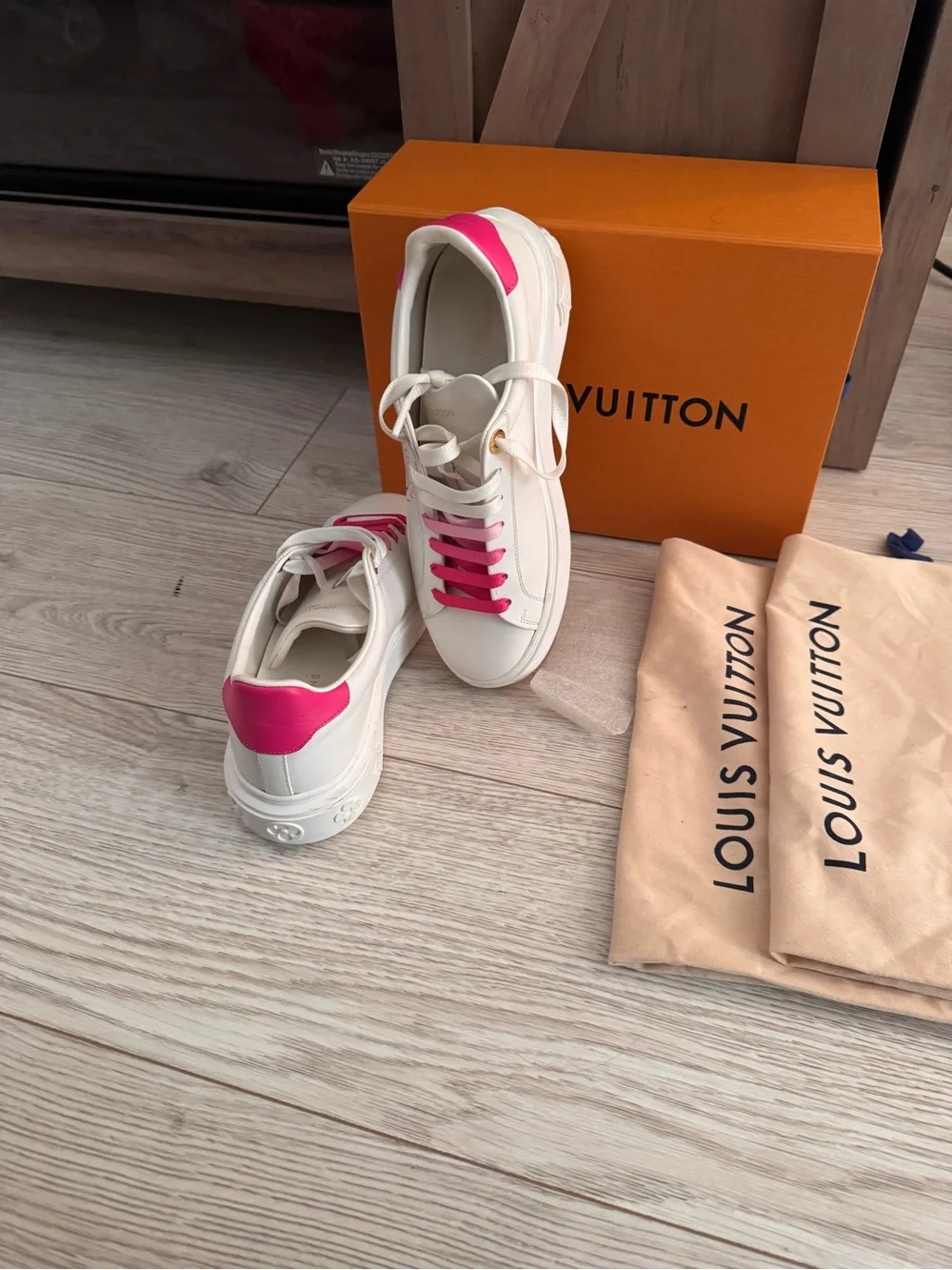 Louis Vuitton authentic Sneakers - Picture 1 of 3